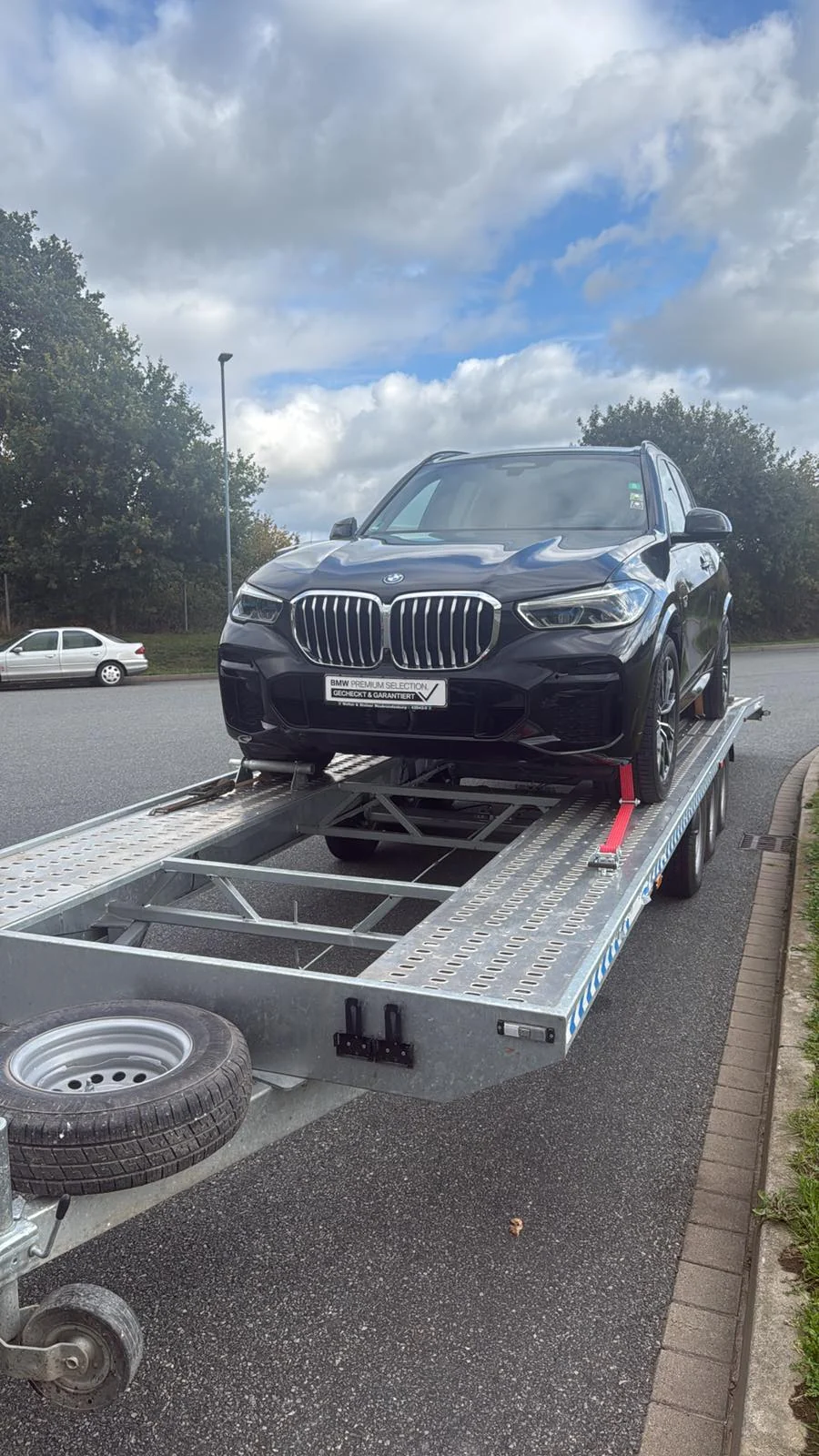 BMW X5 na transportnej plošine